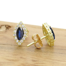 Par de Brincos com Safiras e 28 Diamantes, em Ouro Amarelo 18 Kilates